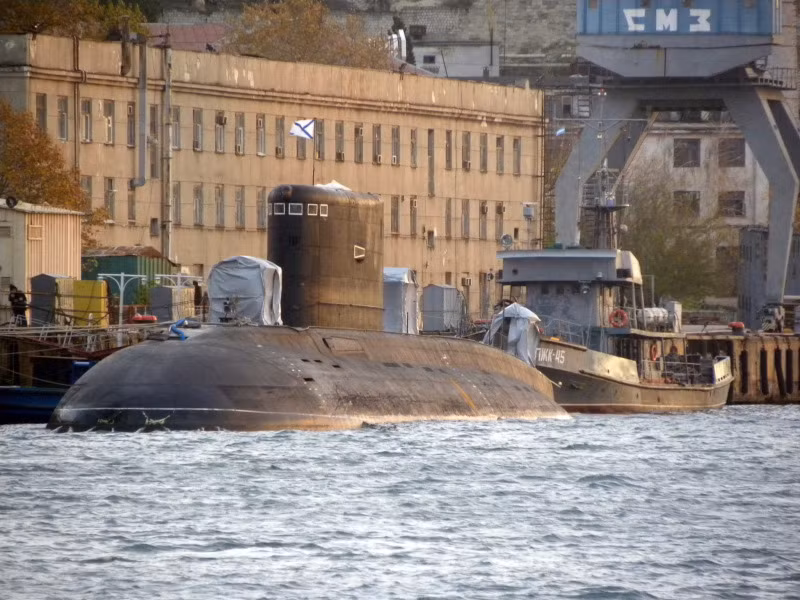 Về đội tàu ngầm diesel-điện, Hải quân Nga có lẽ sẽ tiếp tục nhận thêm ít nhất từ 2-4 tàu ngầm Kilo 636.3 và ít nhất là 3 tàu ngầm Lada Đề án 677. Nguồn ảnh: Shippotting