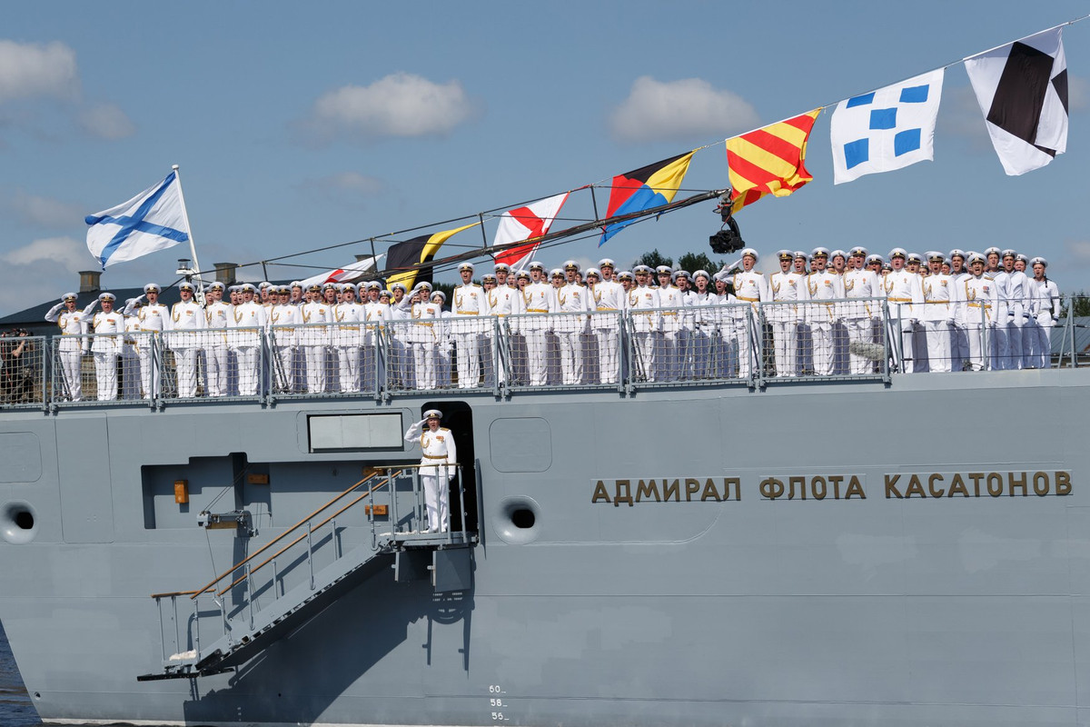 Thủy thủ đoàn tàu hộ vệ Đô đốc Kasatanov vinh dự đóng vai trò là “tiêu binh”. Nguồn ảnh: Bộ Quốc phòng Nga