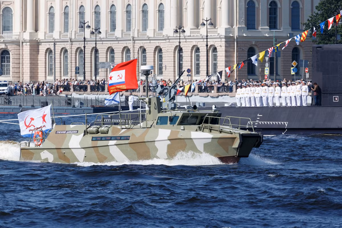 Cuộc duyệt binh của Hải quân Nga ở St Petersburg khoe hầu hết các trang bị từ loại nhỏ nhất tới lớn nhất. Nguồn ảnh: Bộ Quốc phòng Nga