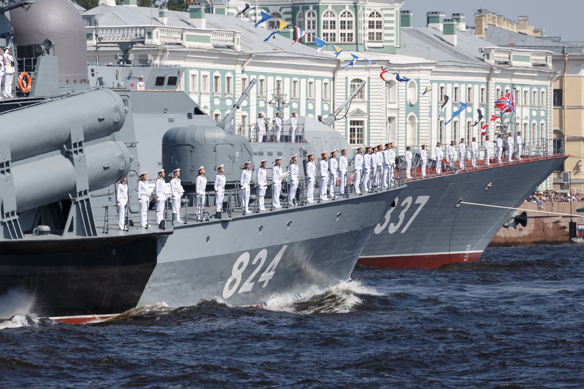 Tàu tên lửa tấn công nhanh Đề án 1241 mang số hiệu 824 rẽ sóng nước sông Neva. Nguồn ảnh: Bộ Quốc phòng Nga