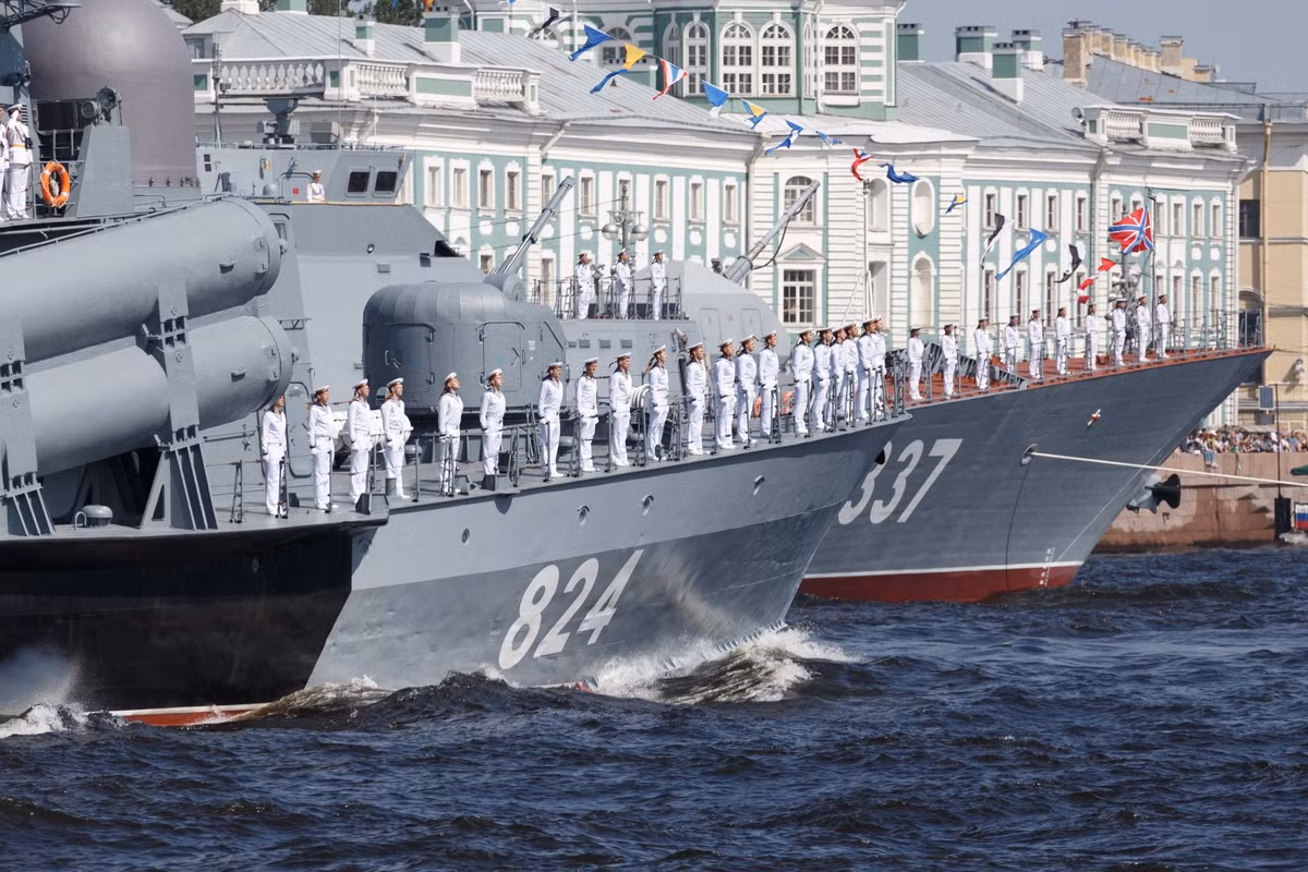 Tàu tên lửa tấn công nhanh Đề án 1241 mang số hiệu 824 rẽ sóng nước sông Neva. Nguồn ảnh: Bộ Quốc phòng Nga