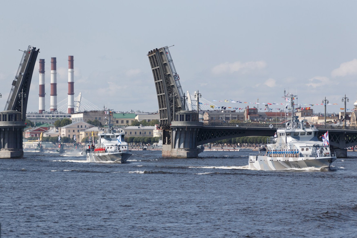 Đội hình tàu tuần tra Grachonok diễu hình qua cây cầu Palace có khả năng nâng hạ trên sông Neva. Nguồn ảnh: Bộ Quốc phòng Nga