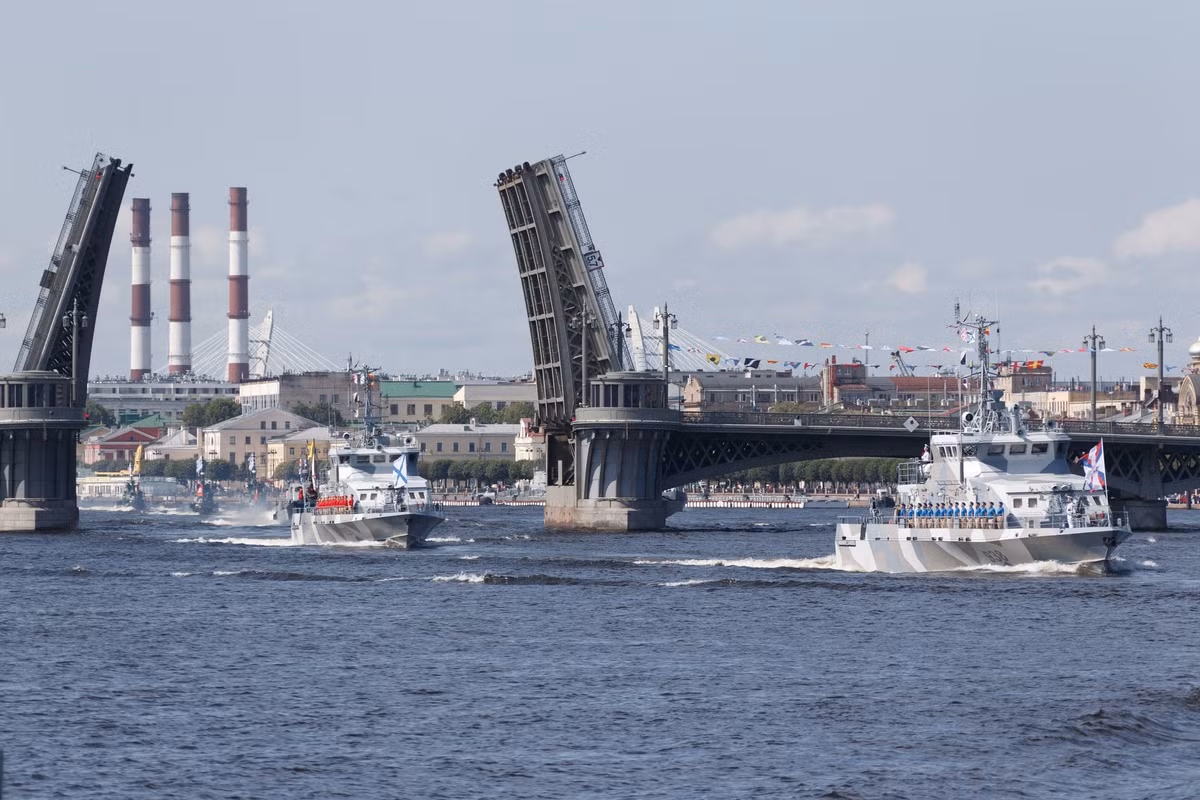 Đội hình tàu tuần tra Grachonok diễu hình qua cây cầu Palace có khả năng nâng hạ trên sông Neva. Nguồn ảnh: Bộ Quốc phòng Nga