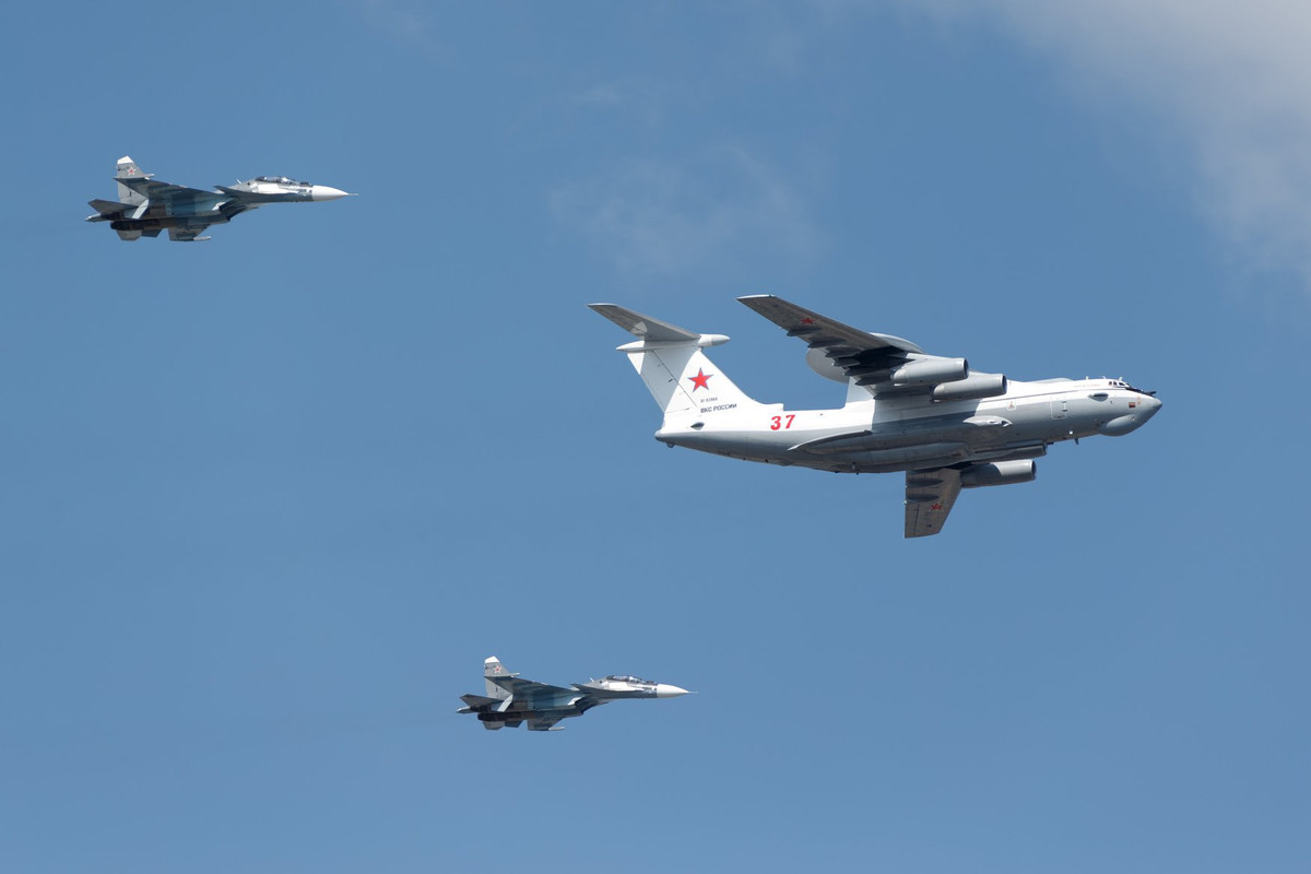 Lực lượng Không quân Hải quân Nga bay diễu hành trên bầu trời trong xanh thành phố St Petersburg. Nguồn ảnh: Bộ Quốc phòng Nga