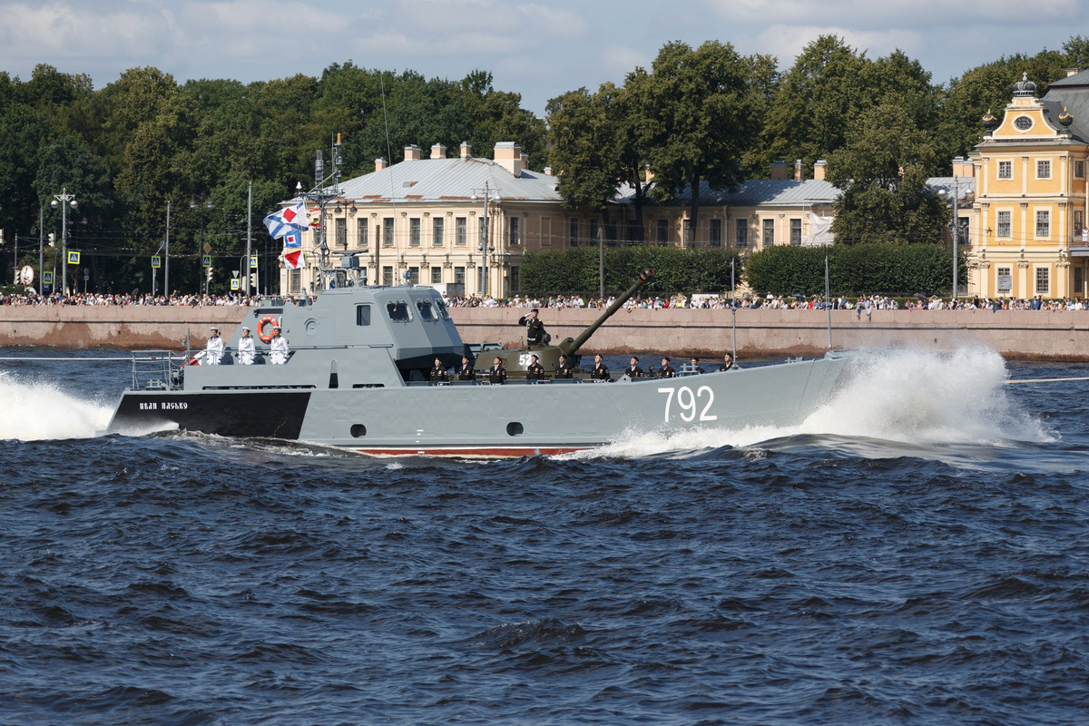 Tàu đổ bộ nhỏ Dyugon chở theo pháo tự hành 2S1 diễu hành trên sông Neva. Nguồn ảnh: Bộ Quốc phòng Nga