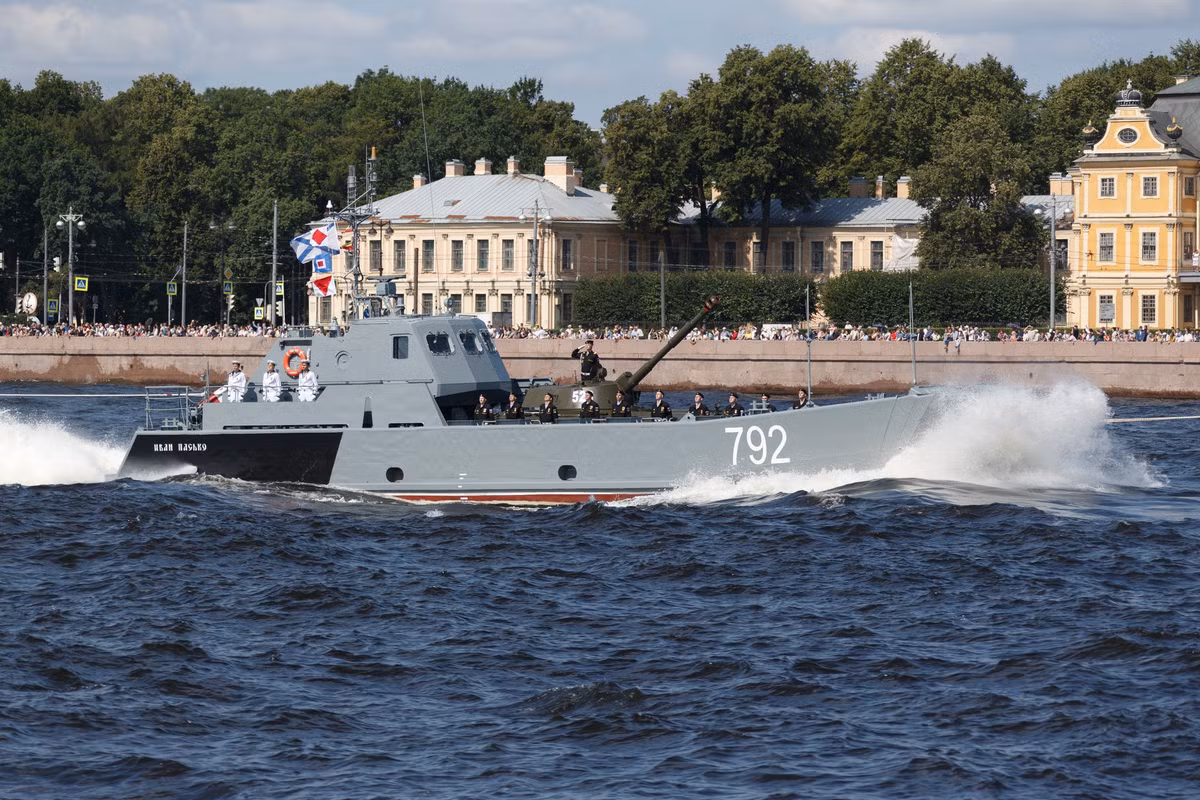 Tàu đổ bộ nhỏ Dyugon chở theo pháo tự hành 2S1 diễu hành trên sông Neva. Nguồn ảnh: Bộ Quốc phòng Nga