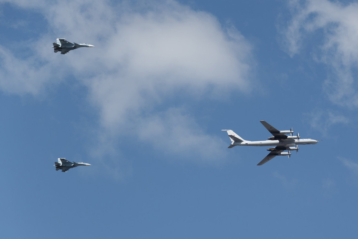 Không quân Hải quân Nga hiện có 349 máy bay các loại, sở hữu sức mạnh ngang không quân một quốc gia trung bình. Trong ảnh, tiêm kích Su-33 bay hộ tống máy bay trinh sát săn ngầm lớn nhất thế giới Tu-142. Nguồn ảnh: Bộ Quốc phòng Nga