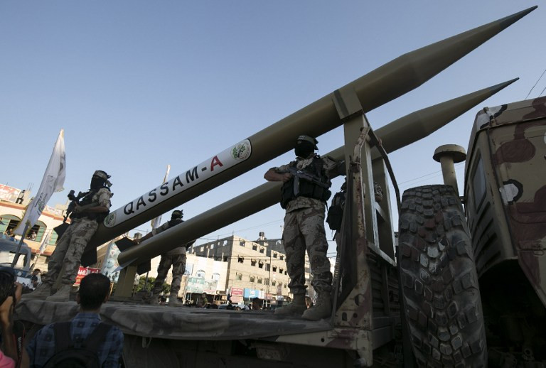 Dẫu vậy, loại vũ khí được xem là nguy hiểm nhất mà Hamas có trong tay có thể tấn công bất cứ thành phố nào của Israel phải là các hệ thống rocket không điều khiển đa chủng loại mà tổ chức này tự sản xuất hoặc nhận viện trợ từ Syria. Trong ảnh là đạn rocket Qassam-A có khả năng vươn tới một số TP Israel giáp với dải Gaza. Nguồn ảnh: The Times of Israel