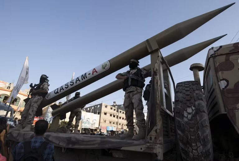 Dẫu vậy, loại vũ khí được xem là nguy hiểm nhất mà Hamas có trong tay có thể tấn công bất cứ thành phố nào của Israel phải là các hệ thống rocket không điều khiển đa chủng loại mà tổ chức này tự sản xuất hoặc nhận viện trợ từ Syria. Trong ảnh là đạn rocket Qassam-A có khả năng vươn tới một số TP Israel giáp với dải Gaza. Nguồn ảnh: The Times of Israel