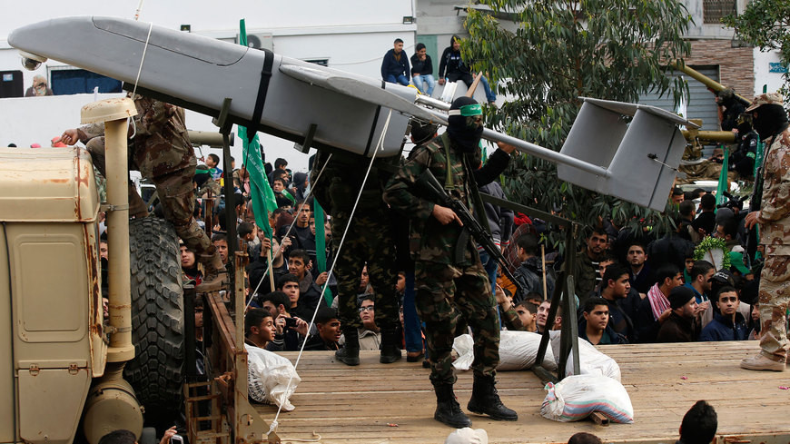 Dù được gọi là “Lữ đoàn”, nhưng quân số thường trực của Al-Qassam bằng hai sư đoàn (khoảng 15.000-20.000 người). Các binh sĩ thường giấu kín danh tính, vị trí trong tổ chức từ lúc gia nhập tới khi chết hoặc “nghỉ hưu”, họ thường xuất hiện với mũ chùm kín đầu chỉ để hở ra đôi mắt trong hầu hết hoạt động bên ngoài. Nguồn ảnh: Al-monitor