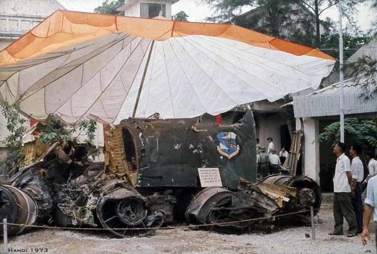 Đáng chú ý, cuộc triển lãm trưng bày nhiều xác máy bay thuộc “hàng hiếm” như xác máy bay cường kích F-111, xác UAV, xác máy bay ném bom B-52 bị ta bắn rơi trong 12 ngày đêm và thậm chí là cả dù của phi công B-52 bị bắt sống…. Nguồn ảnh: Flick Manh Hai