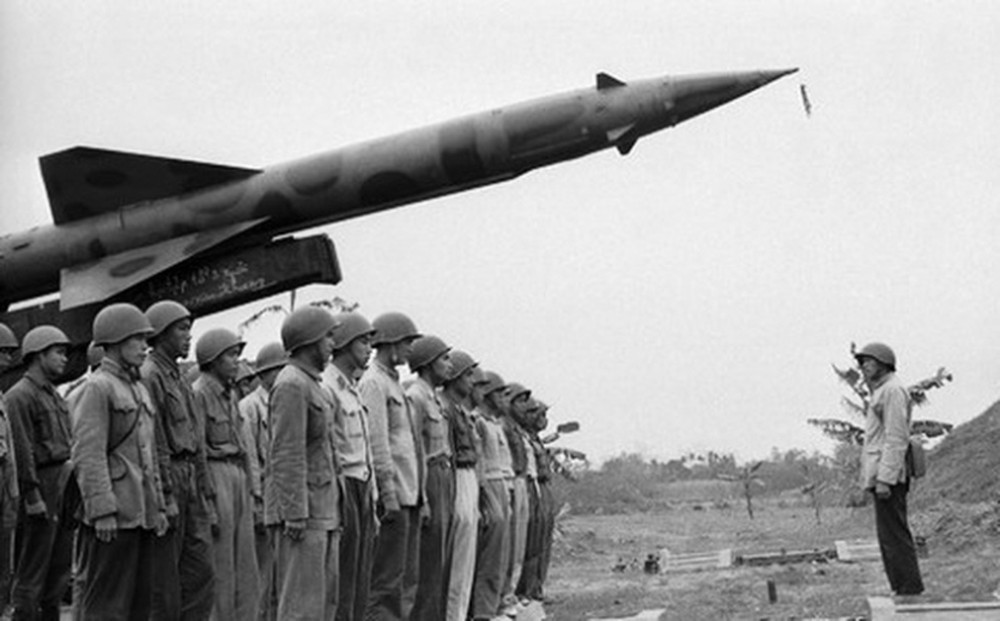 Đỉnh điểm, chúng ta quyết định đưa cả bộ khí tài đồ sộ tên lửa SAM-2 vào những vùng rừng núi hiểm trở “mật phục” quyết bắn tan xác AC-130.