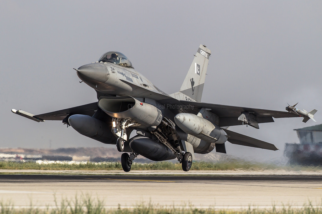 Dẫu vậy, với bằng chứng có trong tay mảnh xác tên lửa AIM-120, không loại trừ khả năng MiG-21 Ấn Độ đã lập công bắn hạ một chiếc F-16 hiện đại. Nếu điều này có thêm bằng chứng thuyết phục thì đây có thể coi là “kỳ tích lịch sử” đối với dòng MiG-21. Nguồn ảnh: Airliners.net