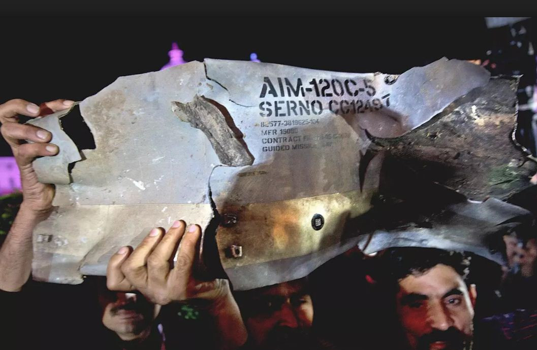 Kèm theo tuyên bố này, họ đã trưng bằng chứng về mảnh xác tên lửa không đối không AIM-120 bắn ra từ chiếc F-16D xấu số của Pakistan. Đây là lần đầu tiên Ấn Độ đưa ra được bằng chứng rằng họ đã bắn hạ một chiếc máy bay Pakistan. Nguồn ảnh: Live Fist Defense