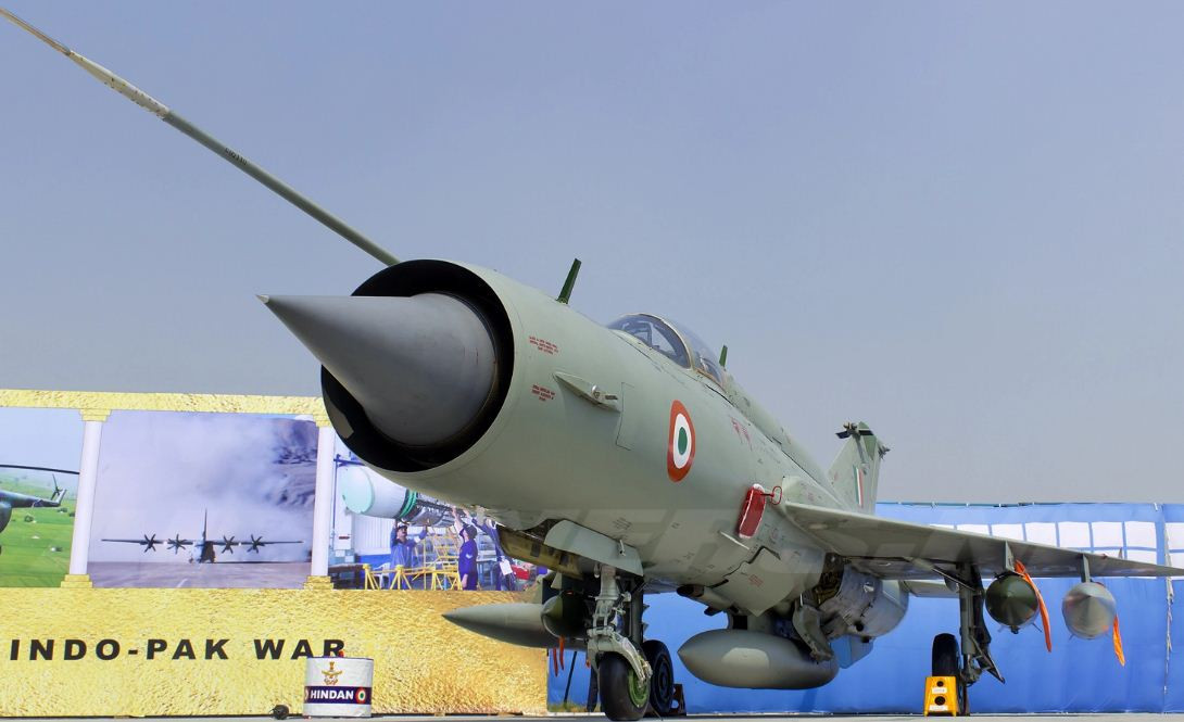 Cụ thể, năm 1999, Ấn Độ với mục tiêu kéo dài thời hạn sử dụng MiG-21 đã hợp tác với Nga nâng cấp sâu rộng 125 chiếc MiG-21bis lên chuẩn “Bison”. Gói nâng cấp đưa MiG-21 tiệm cận sức mạnh các loại tiêm kích thế hệ 4, thậm chí trong các cuộc chiến giả định sau này, MiG-21 Bison có thể đánh ngang ngửa với cả F-15C của Mỹ. Nguồn ảnh: Airliners.net