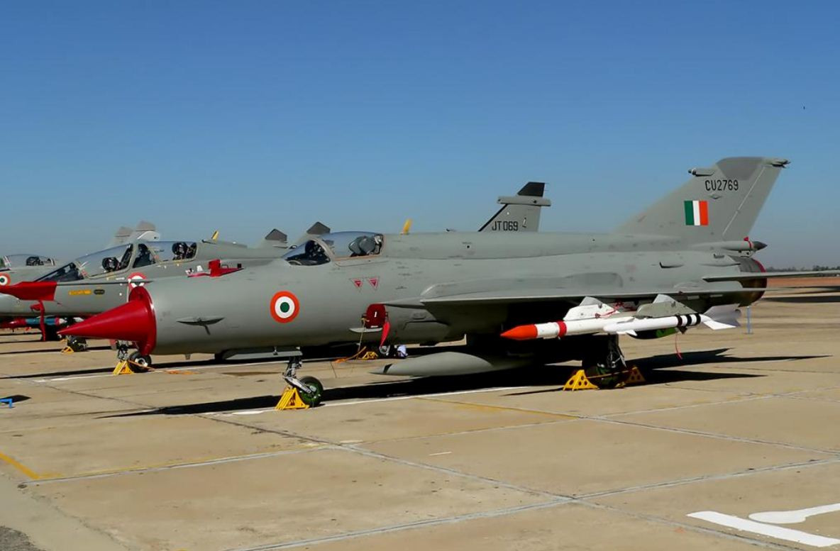 Với việc trang bị radar tối tân hơn, MiG-21 Bison có thể triển khai các loại tên lửa không đối không mới nhất của Nga như R-73E (tầm ngắn), R-27 (dẫn đường radar bán chủ động, tầm trung) và R-77 (radar chủ động, tầm trung – xa lên tới 100km). Nguồn ảnh: Airliners.net