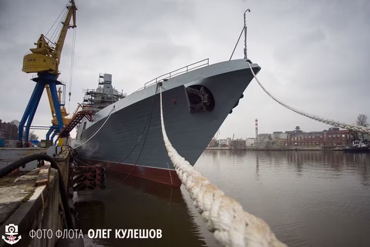 Dự kiến, các tàu hộ vệ 22350 và tàu đổ bộ 11711 sẽ hoàn thành và bắt đầu chuyển giao cho Hải quân Nga vào năm 2025. Nguồn ảnh: Защищать Россию