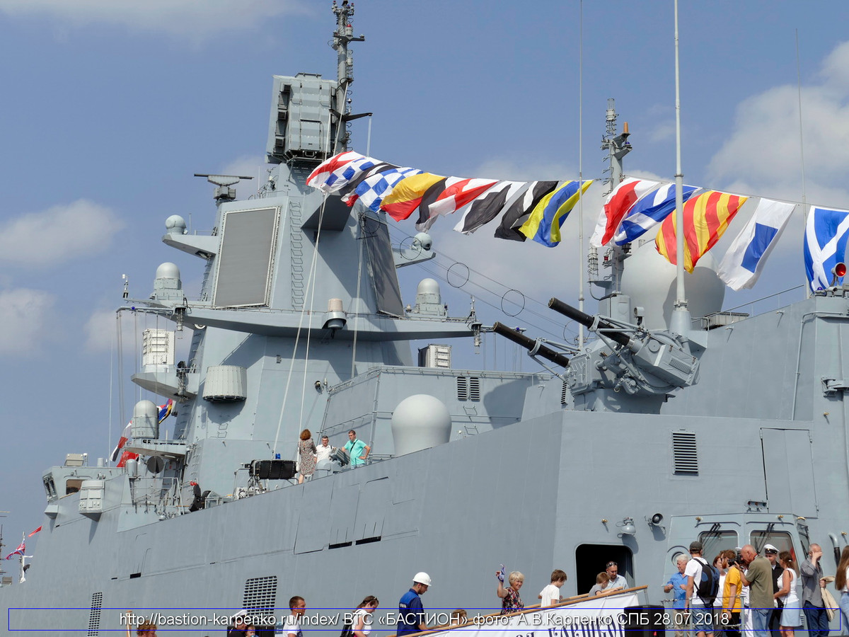 Thật may, Đề án 22350 dù ra đời rất muộn nhưng nó không quá lỗi thời. Có lượng giãn nước chưa tới 6.000 tấn, nhưng hệ thống hỏa lực của nó là đáng ngưỡng mộ với 16 tên lửa hành trình Kalibr, 32 tên lửa phòng không tầm trung - xa Redut 9M96 cùng hệ thống săn ngầm. Mang ít tên lửa hơn nhưng sức mạnh của nó không phải là thua kém quá xa các tàu chiến Aegis của Mỹ. Nguồn ảnh: Bastion-Kapenko