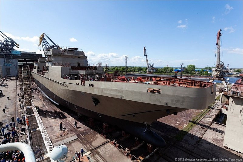 Trước đây, để hoàn thành chiếc tàu 11711 đầu tiên mang tên Phó Đô đốc Ivan Gren, nhà máy Yantar đã mất tới 14 năm trời vất vả dù kích thước con tàu là không quá lớn. Chiếc thứ hai của cặp thứ nhất hiện vẫn còn đang trong giai đoạn hoàn thiện và thử nghiệm. Nguồn ảnh: Bastion-Kapenko