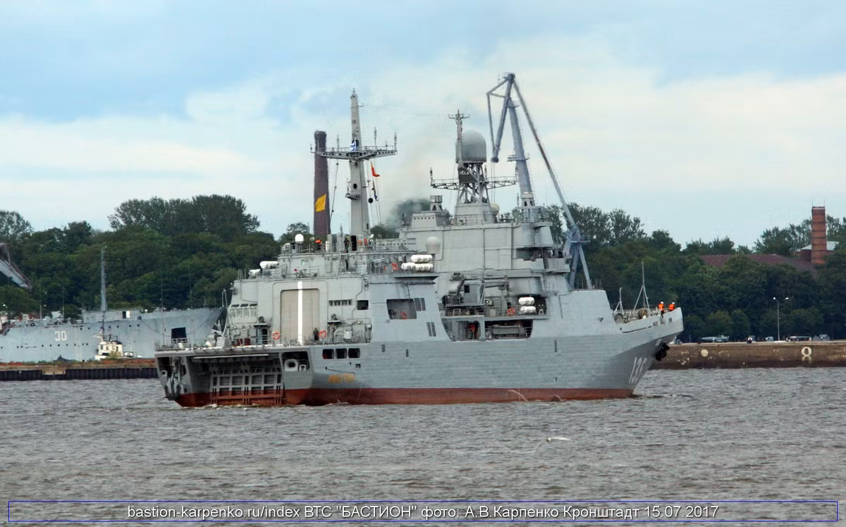 Nhìn chung thiết kế tàu đổ bộ Ivan Gren hiện tại là không có gì mới mẻ, vẫn sử kiểu tàu đổ bộ “há mồm” đã lỗi thời trên thế giới. Hi vọng là nước Nga sẽ có đột phá ở cặp thứ 2. Nguồn ảnh: Bastion-Kapenko