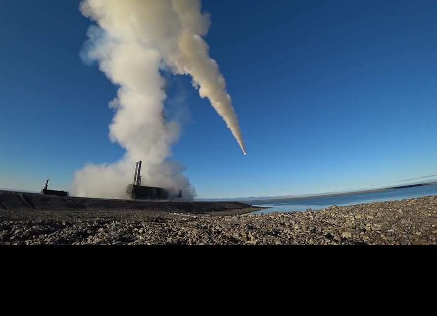 Với đường bờ biển dài, quản lý vùng biển rộng lớn nhiều tài nguyên khoáng sản, trong nhiều năm qua, Việt Nam nỗ lực xây dựng lực lượng hải quân hiện đại đáp ứng yêu cầu bảo vệ tổ quốc. Bên cạnh đội tàu mặt nước tân tiến, Hải quân Việt Nam liên tục hiện đại hóa lực lượng phòng thủ bờ biển làm nhiệm vụ bảo vệ căn cứ hải quân, các hải đảo quan trọng trên tuyến giao thông gần bờ biển và bờ biển; tham gia phòng thủ bờ biển, hải đảo; chi viện cho các tàu hải quân chiến đấu và cho lục quân hoạt động trên hướng ven biển. Ảnh: TASS