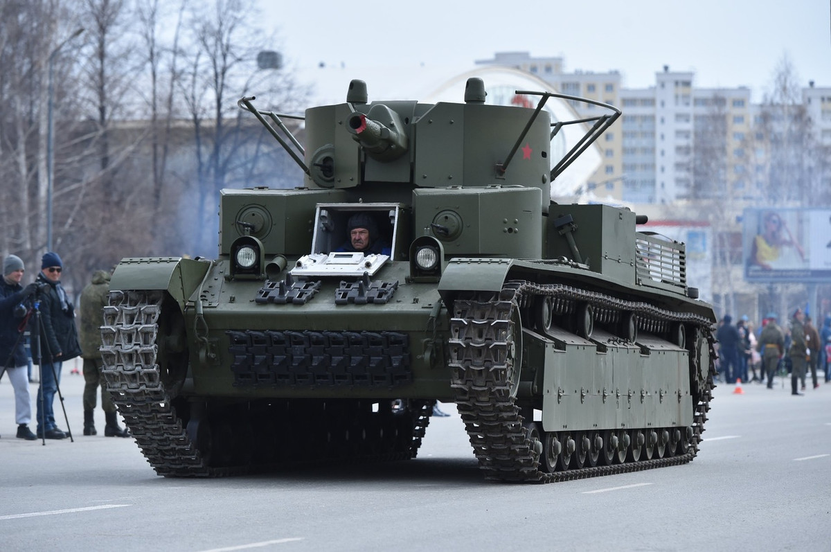 Ví dụ trong ảnh là xe tăng hạng trung đa tháp pháo T-28 được Liên Xô sản xuất trước CTTG 2. Chiếc xe nặng 28 tấn, trang bị tới 5 tháp pháo gồm pháo 76,2mm nòng ngắn và 4 khẩu 7,62mm DT. Hiện nay, một chiếc T-28 còn chạy được là rất hiếm bởi đa phần chúng bị phá hủy sạch trong chiến tranh.