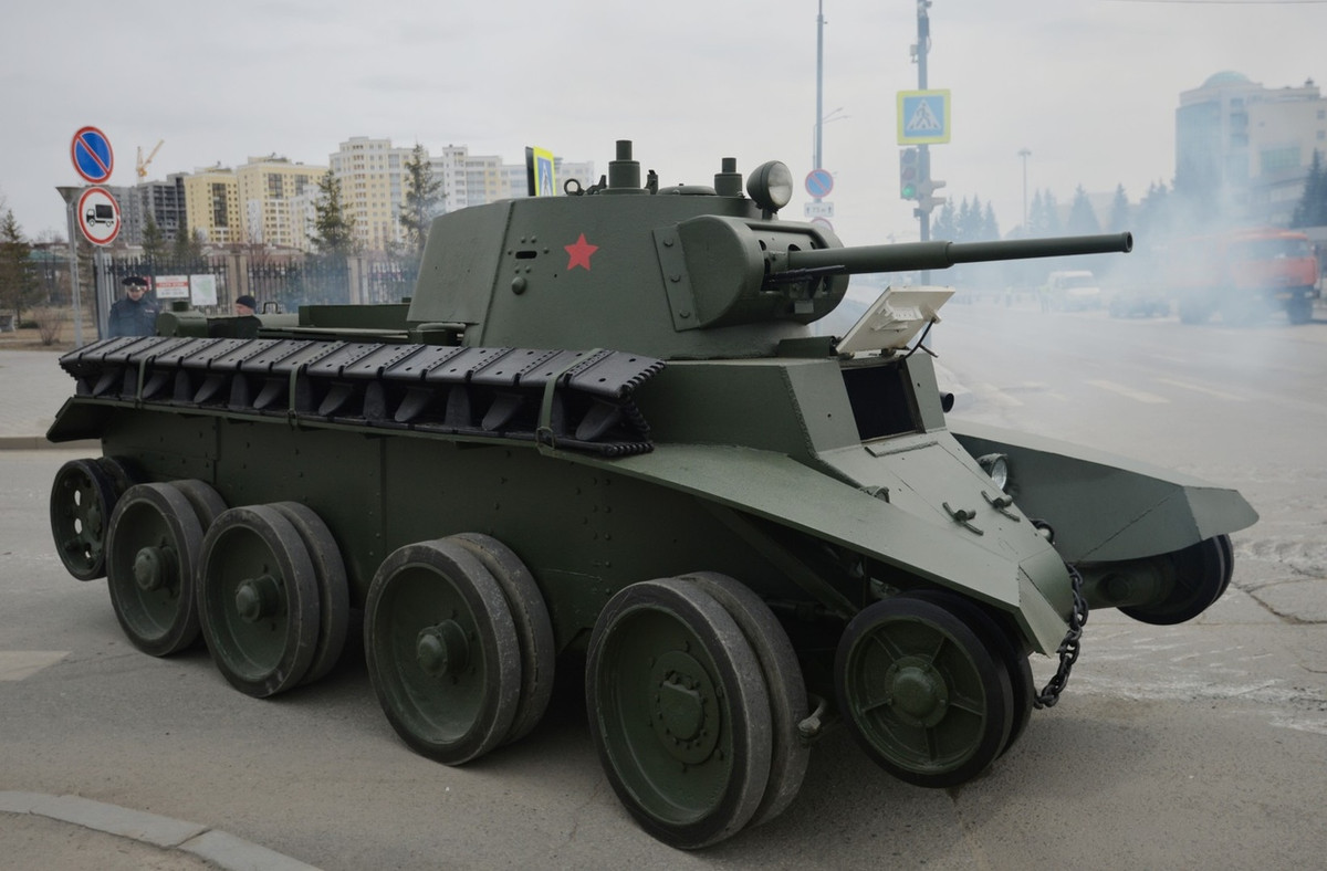 Tuy nhiên, chiếc xe tăng mà chạy chẳng cần bánh xích thì không phải còn nhiều. Đó là khả năng cực kỳ đặc biệt của BT-7, nghĩa là khi đứt xích, vứt sạch ra nó vẫn chạy bình thường. Một khả năng hiếm thấy vô cùng.