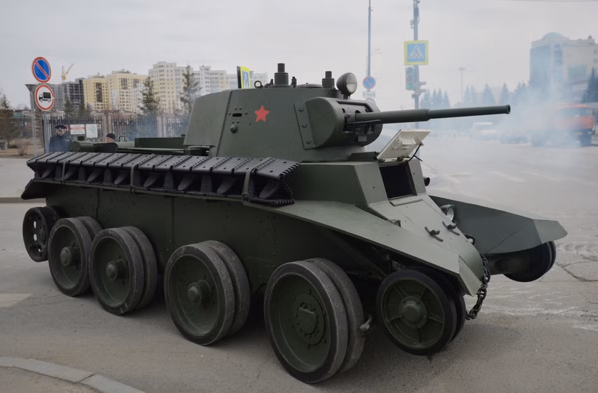 Tuy nhiên, chiếc xe tăng mà chạy chẳng cần bánh xích thì không phải còn nhiều. Đó là khả năng cực kỳ đặc biệt của BT-7, nghĩa là khi đứt xích, vứt sạch ra nó vẫn chạy bình thường. Một khả năng hiếm thấy vô cùng.