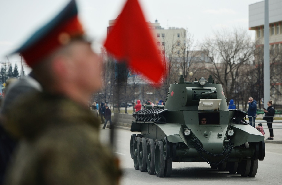 Đặc biệt, cuộc duyệt binh còn có sự tham gia của xe tăng hạng nhẹ BT-7 – chủ lực của Hồng quân giai đoạn đầu cuộc chiến. Còn khá nhiều chiếc xe này được lưu giữ toàn Liên bang Nga.