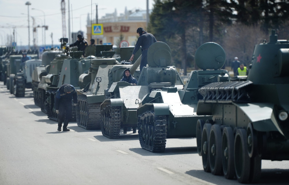 Thay vì dàn vũ khí hiện đại, nơi đây lại tiến hành cuộc duyệt binh với toàn bộ vũ khí “khủng” thời chiến tranh thế giới thứ 2.