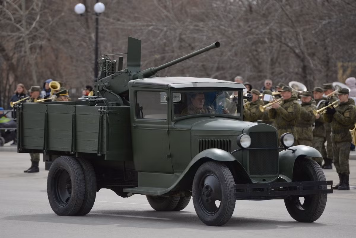 Xe tải lắp pháo 37mm.