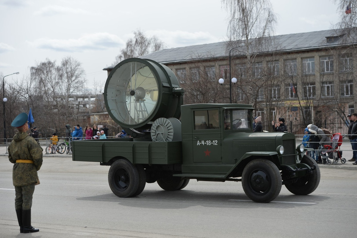 Xe vận tải chở đèn pha chiếu sáng để phòng không. Thời CTTG 2, để phát hiện máy bay ban đêm người ta phải dùng đèn chiếu bắt mục tiêu cho pháo binh khai hỏa.