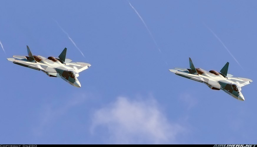 Ngoài khả năng tàng hình, Su-57 sở hữu công nghệ tuyệt đỉnh nhất nước Nga hiện nay như radar mạng pha chủ động, hệ thống tác chiến điện tử có "1-0-2", động cơ có kiểm soát véc tơ lực đẩy đa chiều (TVC) cho máy bay có khả năng cơ động tuyệt chưa từng thấy. Máy bay cũng có khả năng mang nhiều loại tên lửa đối không có tầm bắn siêu xa, không chỉ có vậy nó mang được cả tên lửa siêu thanh X-47M2. Nguồn ảnh: Airliners.net
