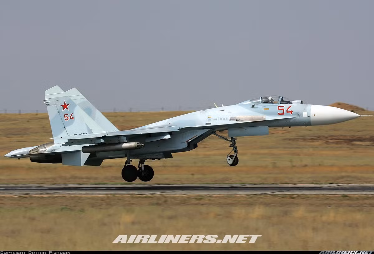 Đứng vị trí thứ 4 là tiêm kích Su-27SM2, dù đã cũ và có tuổi đời hơn 40 năm, thế nhưng Su-27 vẫn được xem là chiến đấu cơ đáng gờm trên thế giới. Nguồn ảnh: Airliners.net