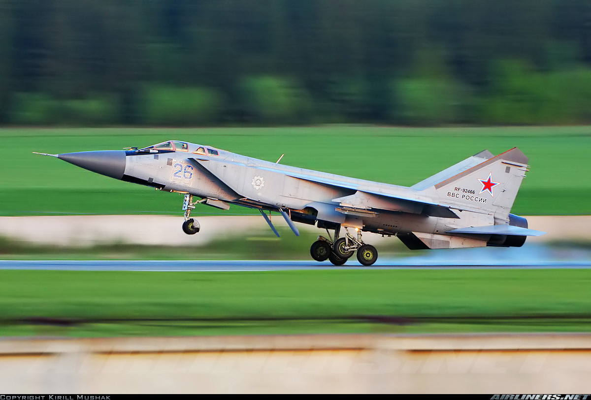 Đứng vị trí thứ 2 là tiêm kích đánh chặn nhanh nhất hành tinh MiG-31 "Fox Hound". Chiếc máy bay ra đời cuối thời kỳ Liên Xô sở hữu cặp động cơ khổng lồ cho tốc độ bay nhanh tới Mach 2,8 - nhanh nhất trong các loại chiến đấ cơ phản lực hiện nay. Nguồn ảnh: Airliners.net