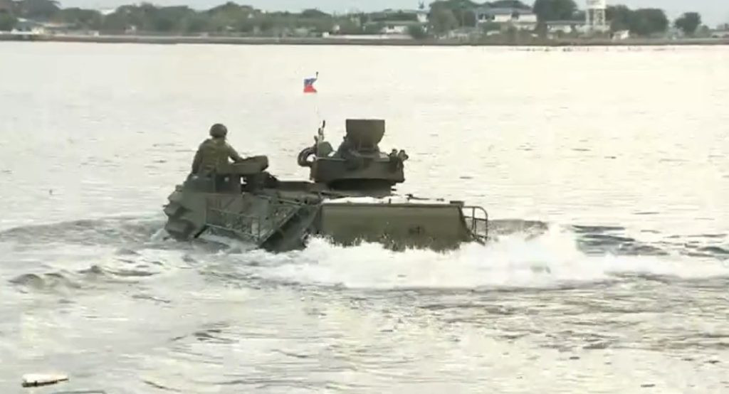 KAAV trang bị module tháp pháo nhỏ đáng tin cậy và hỏa lực tốt hơn phiên bản của Mỹ. Nó lắp súng phóng lựu Mk19 40mm và đại liên K6 12,7mm. Vũ khí cho phép xạ thủ tiêu diệt mục tiêu ngoài 1.500m, quay góc 360 độ. Nguồn ảnh: RVTM