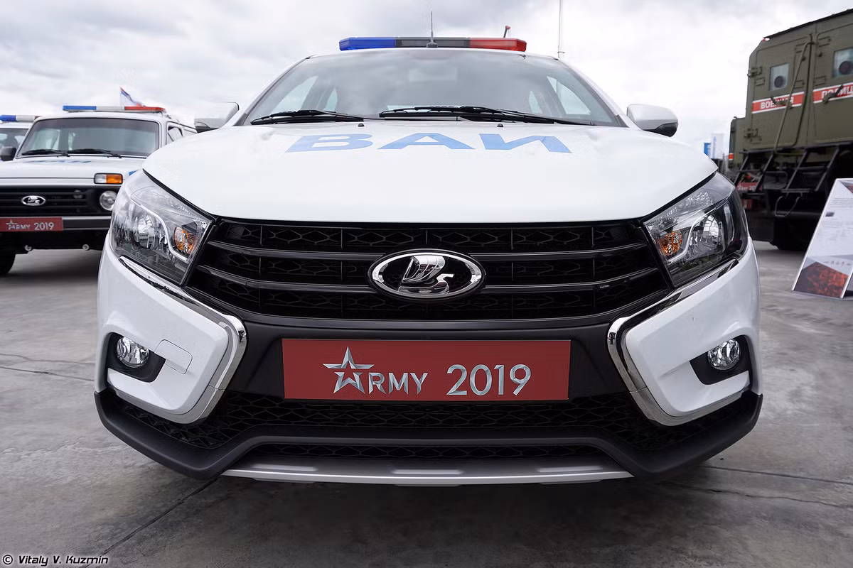 Quân cảnh Nga là lực lượng thực thi pháp luật thuộc các Lực lượng Vũ trang Nga được thành lập ngày 25/3/2015 với quân số khoảng 6.500 người. Trang bị của lực lượng này thường là các dòng ô tô dân sự được cải tiến, súng ống cũng là loại phi sát thương dùng trong các hoạt động gìn giữ trật tự luật pháp. Nguồn ảnh: Vitaly-Kuzmin