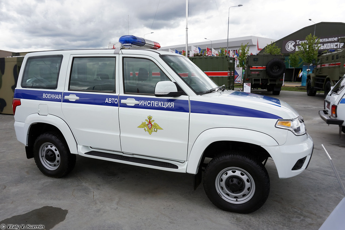 Dù có nhiều phiên bản với con số vô cùng phức tạp, nhưng cơ bản chủ yếu các mẫu Patriot đều sử dụng động cơ xăng A-92 ZMZ-409 cho tốc độ tối đa 150km/h kết hợp hộp số sàn 5 cấp, mức tiêu thị nhiên liệu khoảng 14 lít/100km, tải trọng 800kg. Nguồn ảnh: Vitaly-Kuzmin