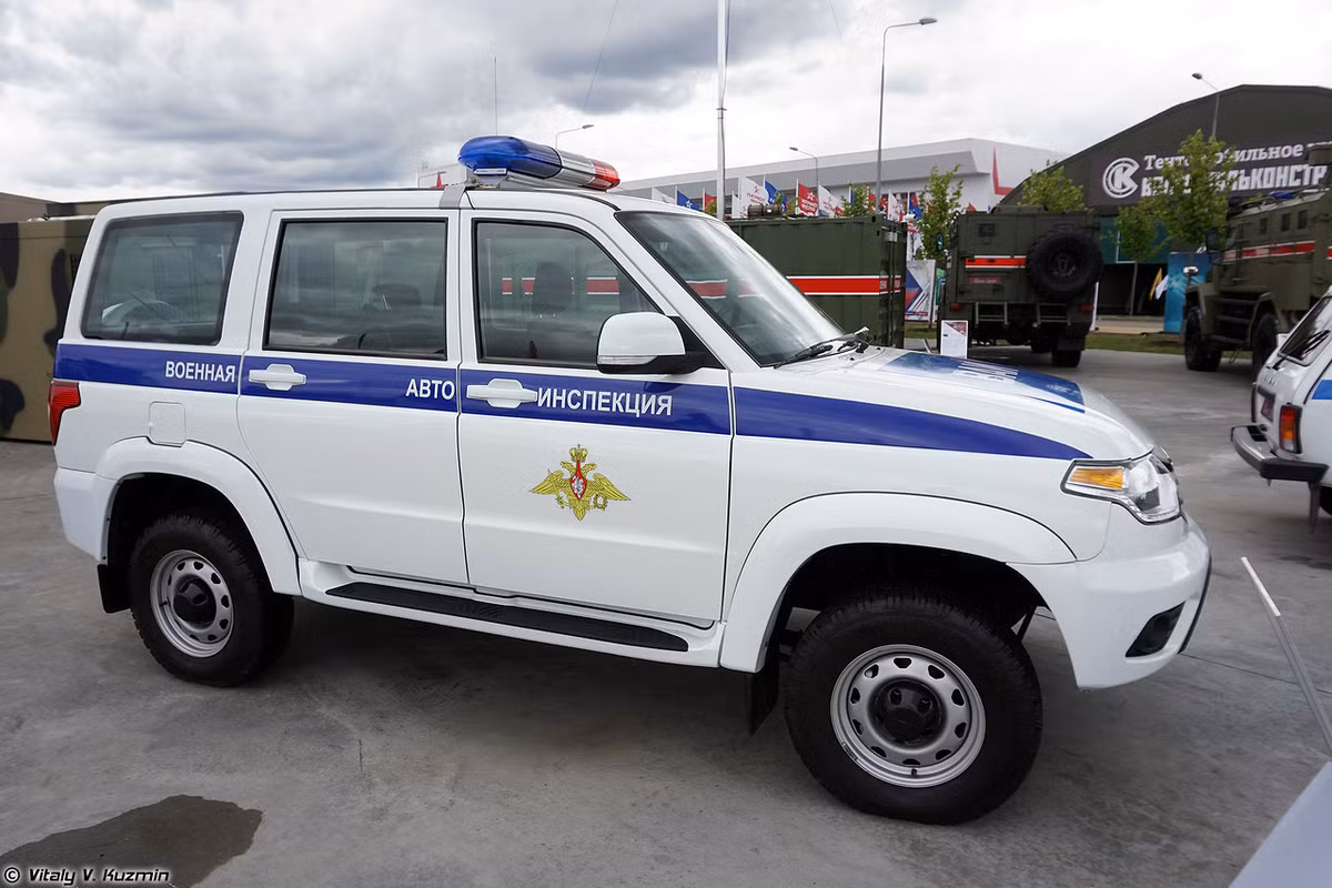 Dù có nhiều phiên bản với con số vô cùng phức tạp, nhưng cơ bản chủ yếu các mẫu Patriot đều sử dụng động cơ xăng A-92 ZMZ-409 cho tốc độ tối đa 150km/h kết hợp hộp số sàn 5 cấp, mức tiêu thị nhiên liệu khoảng 14 lít/100km, tải trọng 800kg. Nguồn ảnh: Vitaly-Kuzmin