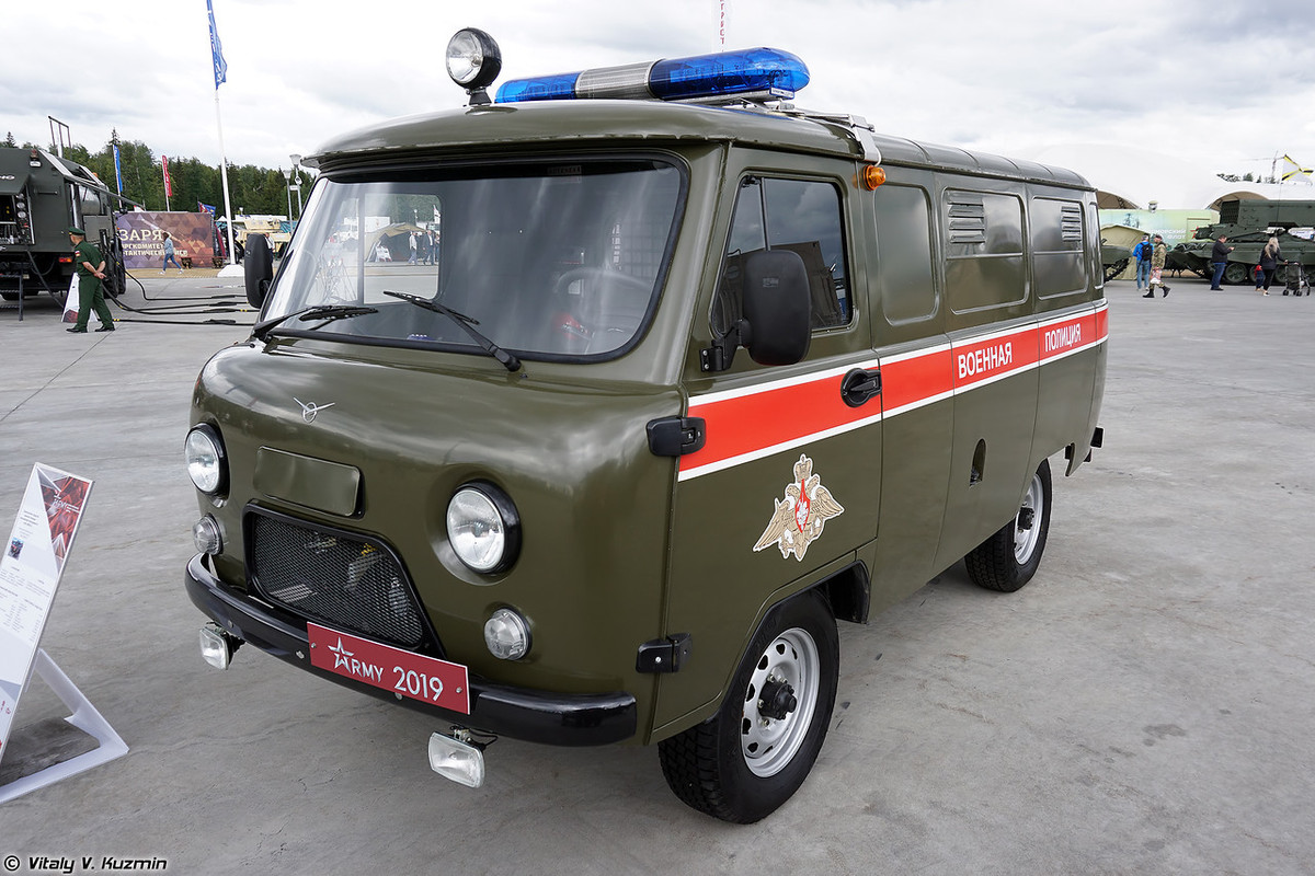 Dòng xe van off-road UAZ-396221 - mẫu sản xuất mới năm 2011 dựa trên mẫu ô tô huyền thoại UAZ-452 được sản xuất từ những năm 1960. Nguồn ảnh: Vitaly-Kuzmin