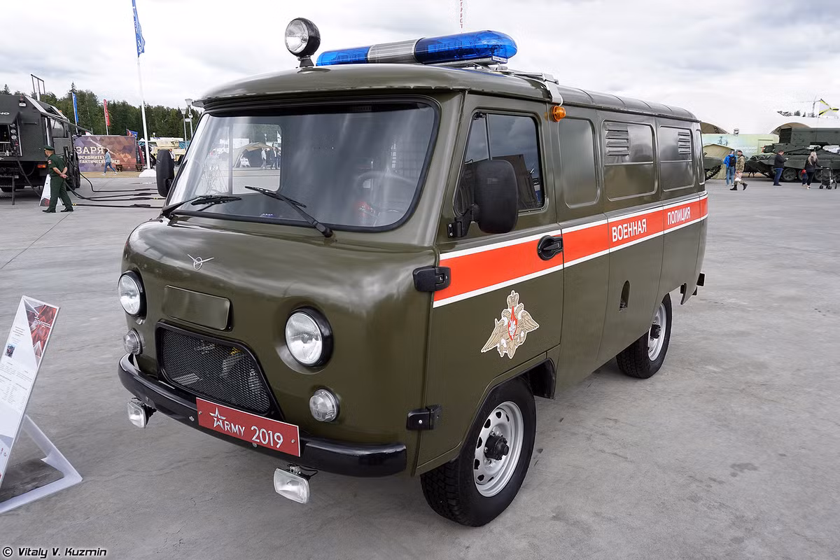 Dòng xe van off-road UAZ-396221 - mẫu sản xuất mới năm 2011 dựa trên mẫu ô tô huyền thoại UAZ-452 được sản xuất từ những năm 1960. Nguồn ảnh: Vitaly-Kuzmin