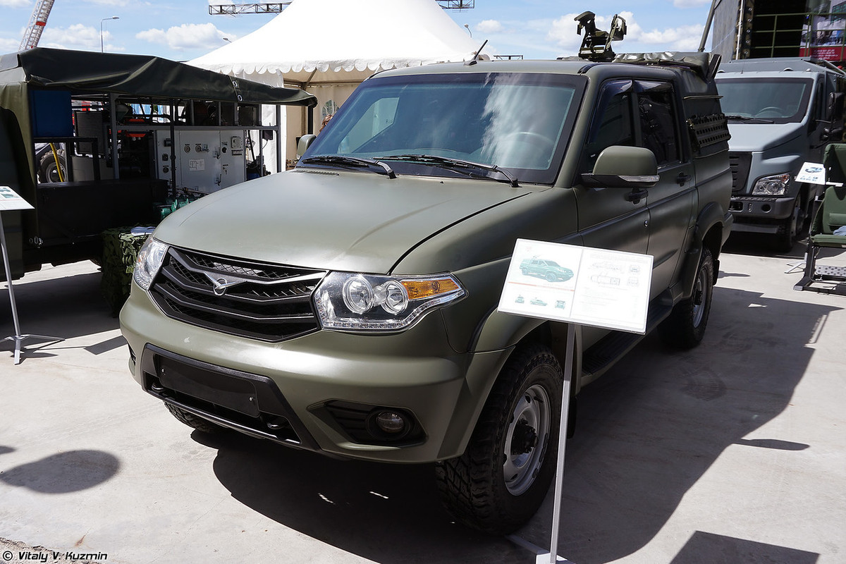 Phiên bản xe bọc thép Esaul-39461-00-03 của dòng UAZ Patriot với một số sửa đổi khác, trong đối nổi bật ở nóc xe có giá lắp súng máy. Nguồn ảnh: Vitaly-Kuzmin