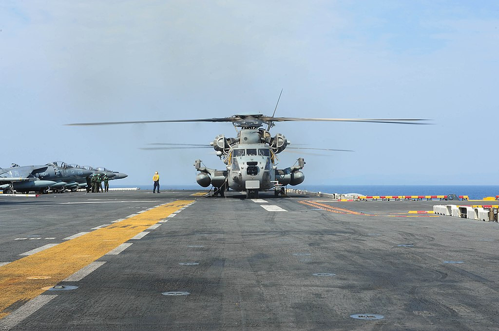 Trong nhiệm vụ hỗn hợp, ngoài 6 máy bay tiêm kích, USS Boxer mang thêm được 4 trực thăng vận tải lớn nhất của nước Mỹ CH-53E. Nguồn ảnh: Wikipedia