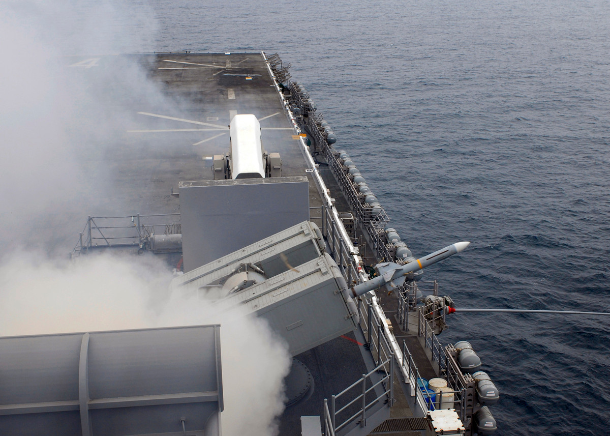 Hai bệ phóng tên lửa phòng không tầm ngắn RIM-7 Sea Sparrow có tầm phóng 19km. Nguồn ảnh: Wikipedia