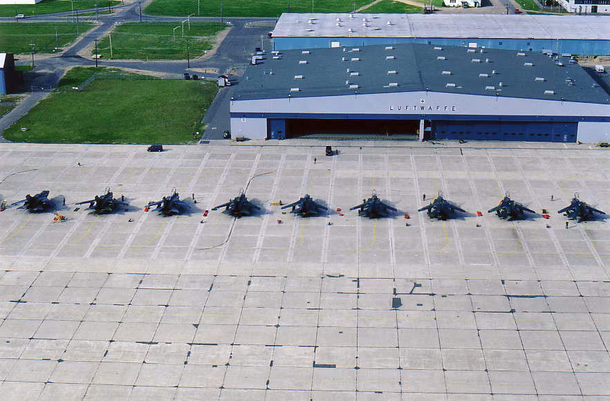 Và nguyên do dẫn tới việc này không phải vấn đề ưu đãi lương lại mà vì không có cái gì để bay cả. Mặc dù sau nhiều lần báo động, chính quyền Đức nỗ lực đưa 70% trong số 24 máy bay tiêm kích Eurofighter trở lại huấn luyện - chiến đấu nhưng việc thiếu máy bay vẫn là vấn đề khó giải với Không quân Đức trong tương lai. Ảnh: Wikipedia