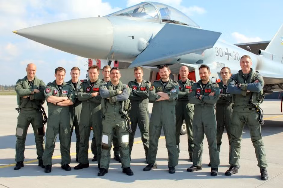 Thế mà điều tưởng chừng như khó có thể xảy ra lại đang diễn ra trong nhiều năm. Nguyên nhân sâu xa dẫn tới tình trạng này được cho là vì một chữ "tiền". Từ lâu Washington luôn chỉ trích việc Berlin đạt mức chi tiêu quốc phòng chung của khối NATO, điều này dần dà khiến các máy bay không được bảo dưỡng dẫn tới ngừng hoạt động cả loạt. Ảnh: Wikipedia