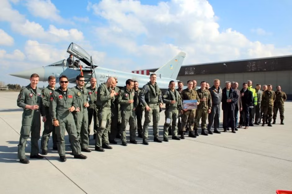 Sputnik dẫn nguồn tờ Deutsche Welle cho hay, Không quân Đức hiện nay không chỉ thiếu máy bay mà thiếu luôn cả phi công. Một thực trạng khó có thể tin ở một đạo quân nổi tiếng ở sự kỷ luật, bề dày thành tích hiếm có từng khiến cả châu Âu hoảng sợ những năm 1940, hay một Tây Đức và Đông Đức dù sức mạnh chia 2 nửa nhưng luôn đáng gờm. Ảnh: Wikipedia