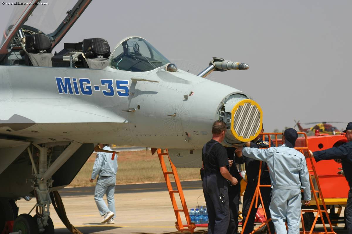 Radar của MiG-35 cung cấp mức độ nhận thức tình huống rất cao. Radar Zhuk-A/AE dùng công nghệ anten mạng pha cho phép phát hiện và theo dõi đến 30 mục tiêu ở cự ly tới 200km, và tầm trinh sát cực đại tới 250km. Trên máy bay còn có cảm biến hồng ngoại đa quang phổ có thể phát hiện được cả dấu hiệu động cơ máy bay tàng hình cách 20km. Nguồn ảnh: Wikipedia