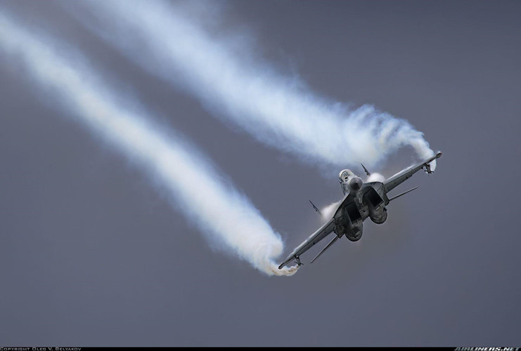 Cũng cần lưu ý rằng, F-35 có hiệu suất bay thua kém nhiều so với MiG-35. Tốc độ của "người tàng hình" hạn chế ở mức Mach 1,6, trong khi tốc độ MiG-35 có thể đặt ngang hàng với F-22 và Su-35. Ngoài ra, MiG-35 sở hữu khả năng siêu cơ động ở cấp độ MiG-35, cho phép nó lẩn tránh các tên lửa tầm xa - thứ mà F-35 có thể tự hào. Nguồn ảnh: Airliners.net