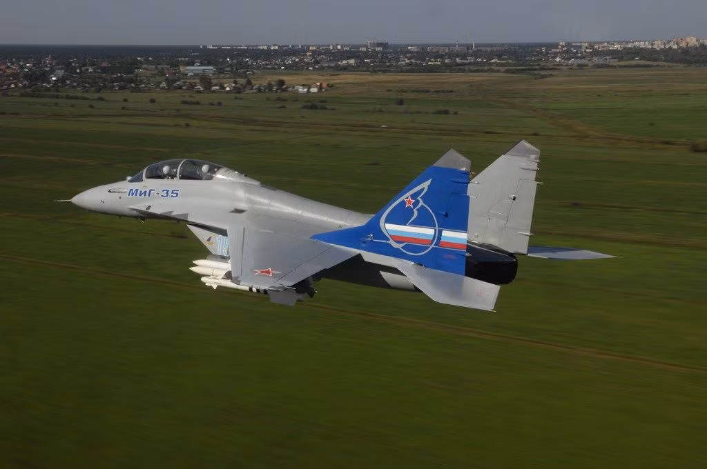 "Ưu điểm của MiG-35 nằm ở khả năng kết hợp các đặc tính kỹ thuật ấn tượng với ưu điểm của máy bay chiến đấu hạng trung - chi phí vận hành và giá bán thấp, tốc độ bay cao, hạ cánh ở đường băng ngắn gần tiền tuyến và rất dễ bảo trì", Military Watch đánh giá. Nguồn ảnh: Wikipedia